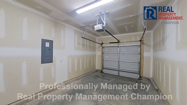 Building Photo - Beautiful Townhome with Open Floorplan and Covered Patio