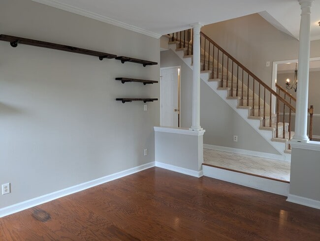 Building Photo - Beautiful home located on a cul-de-sac  in...