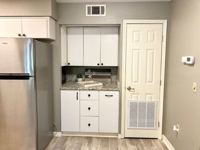 Building Photo - 2 bedroom, 2 bath ground level condo with ...