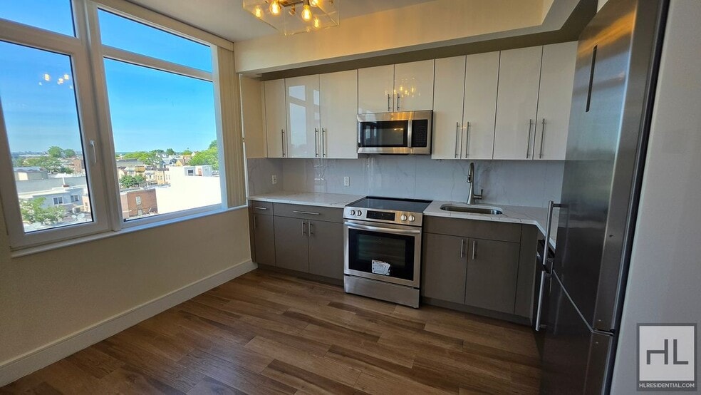 Building Photo - Top-Floor 1-Bedroom with Private Balcony & Manhattan Skyline Views!
