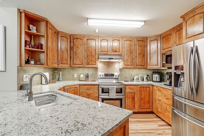 Building Photo - Updated 3bed/3bath! 1 car garage! Heat inc...