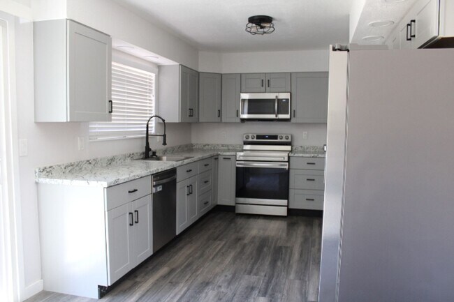 Building Photo - 130 Aster Ct