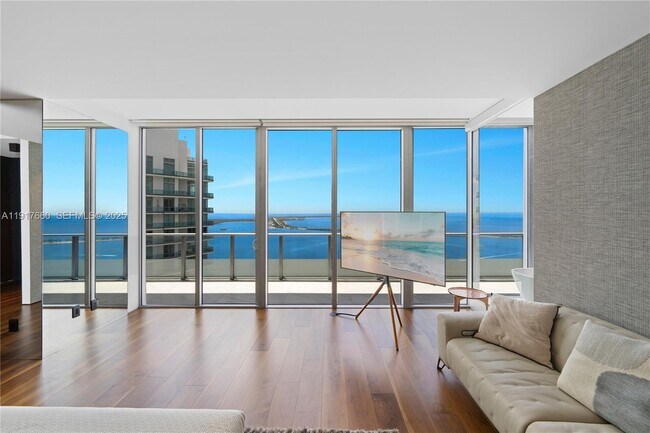 Building Photo - 1300 Brickell Bay Dr