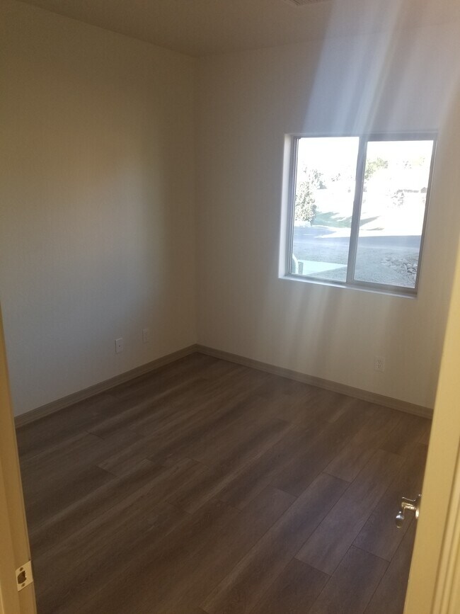 Secondary light filled bedroom with closet - 5180 N Roadrunner Dr