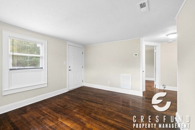 Building Photo - Bright and Cozy Cottage Style 2 Bedroom 1 Bath! Right off Ramsey Street