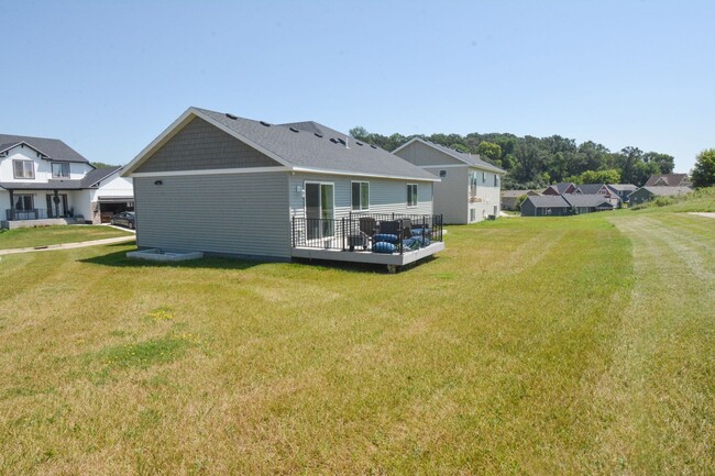 Building Photo - Beautiful, Modern, Updated, 4 Bed 3 Bath A...