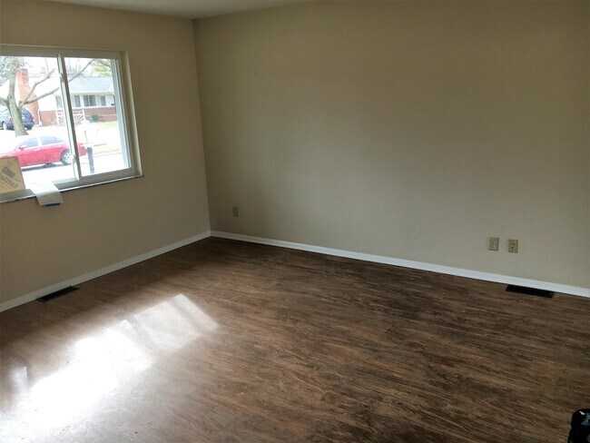 Building Photo - **3-BEDROOM/2-BATH RANCH W/ 2-CAR GARAGE!**