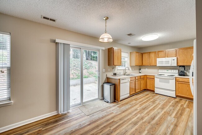 Building Photo - Beautiful, well maintained home in the hea...
