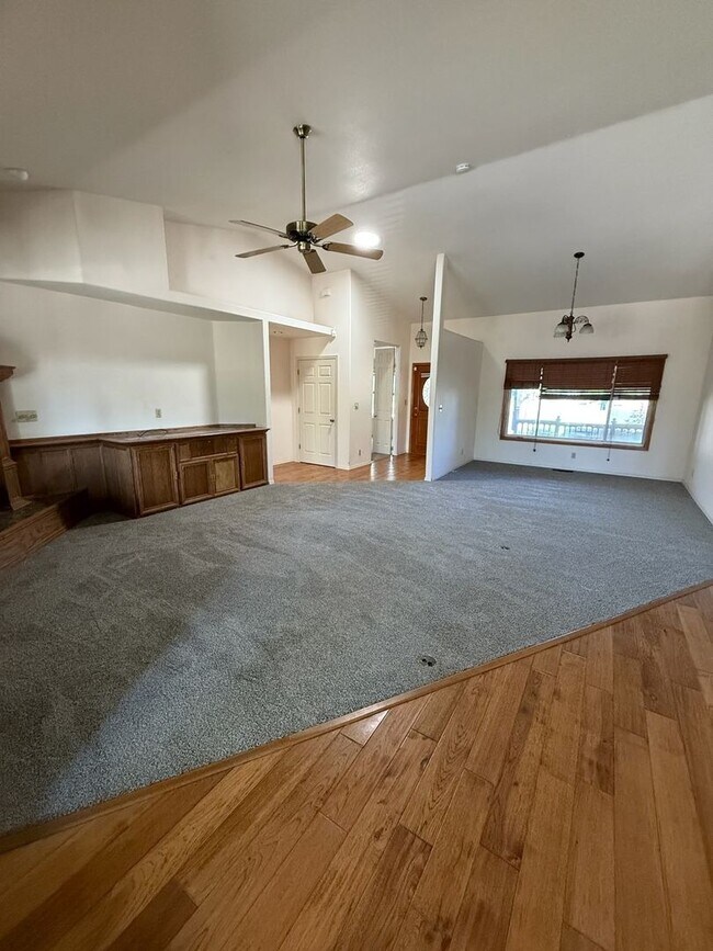 Building Photo - AVAILABLE SOON! Large Single level Sinagua...