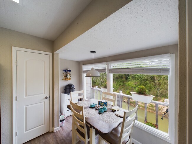 Building Photo - 9400 Doliver Dr