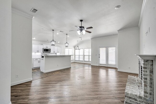 Building Photo - 410 E 97th St