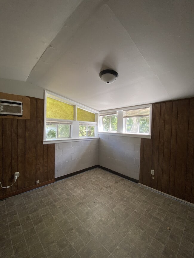 Building Photo - 619 W Poplar St