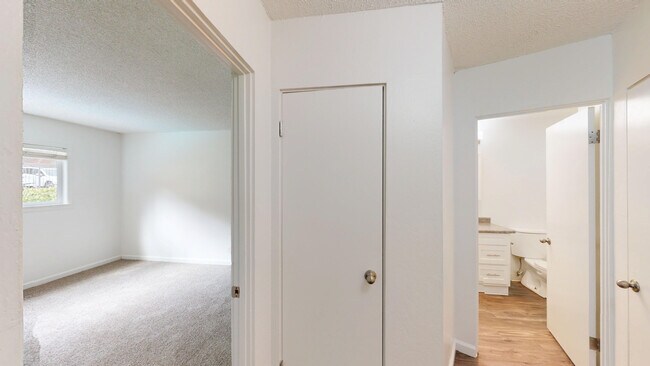 Building Photo - 1827 Lincoln Ave