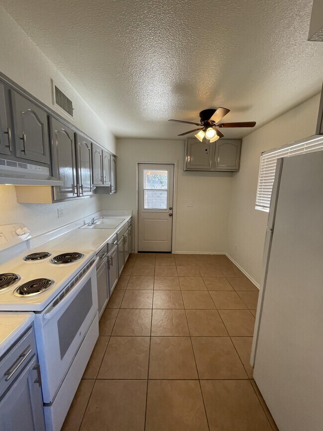 Building Photo - 1520 W 5th St