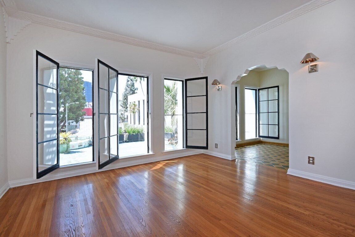 Building Photo - 724 S Genesee Ave