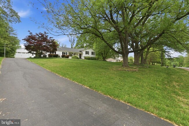 Building Photo - 9809 Sunset Dr