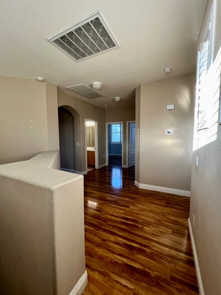 Building Photo - 3942 Villeroy Ave