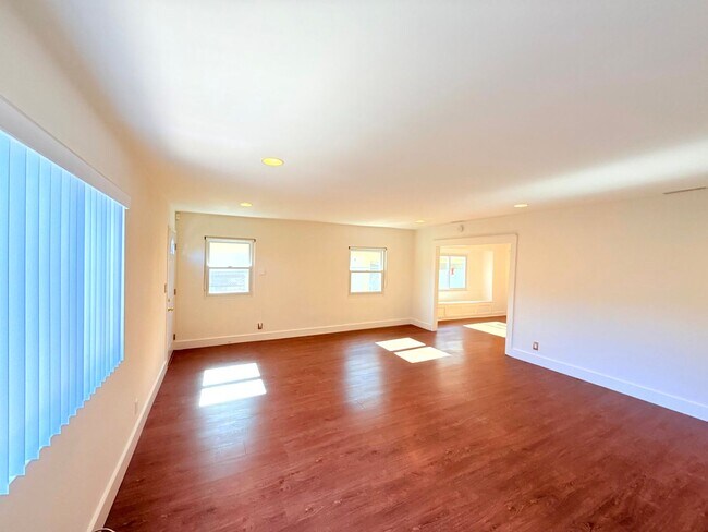 Building Photo - 4447 Lockwood Ave