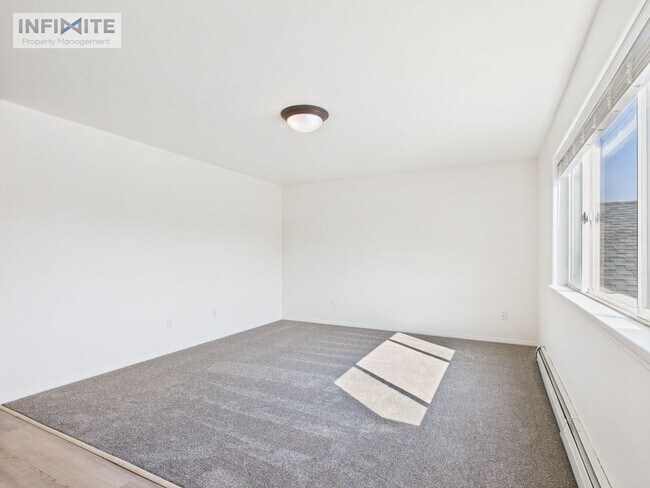 Building Photo - Renovated Condo - 3 Bedroom/2 Bath