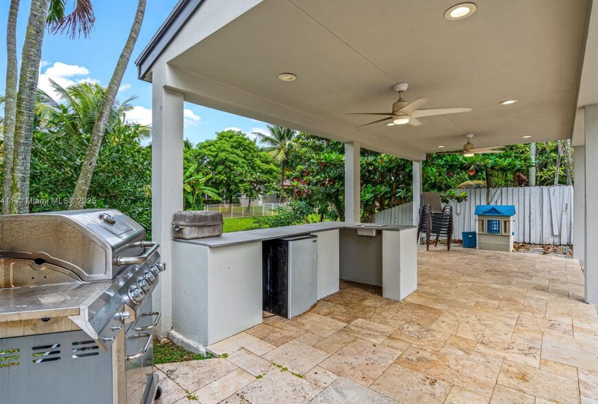 Building Photo - 8351 SW 39th Ct