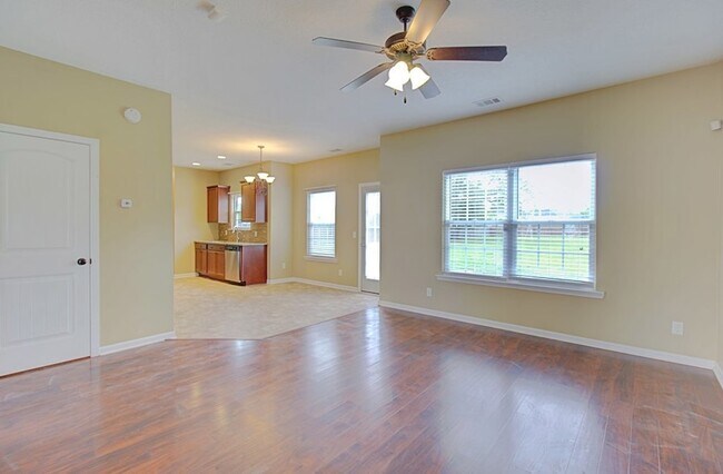 Building Photo - 935 Mustang Ln NE