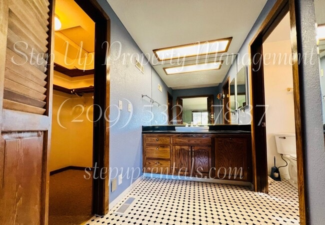 Building Photo - 2 Bedroom 2 Bath Home With Bonus Room off Racetrack!!!!