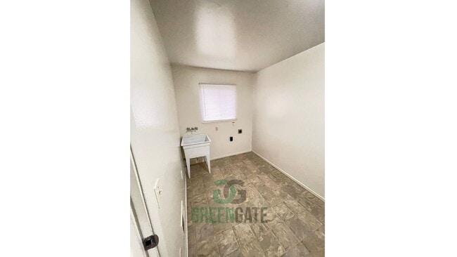 Building Photo - 925 Charleston Ave