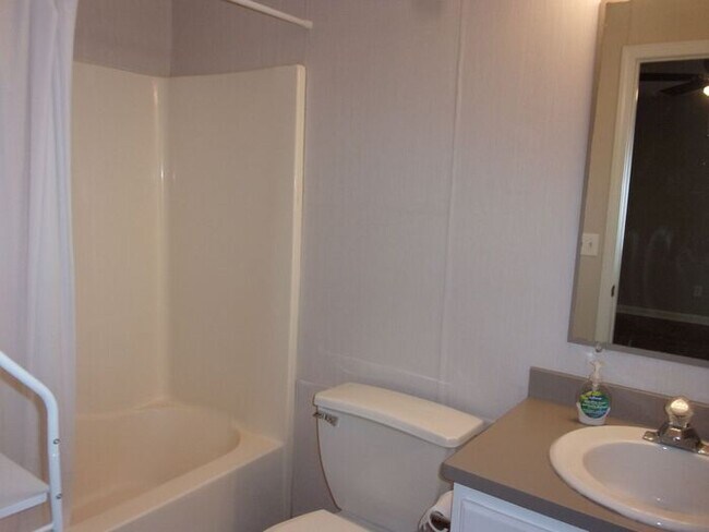 Building Photo - 2 Bedroom 2 Bath Duplex near Cherry Park