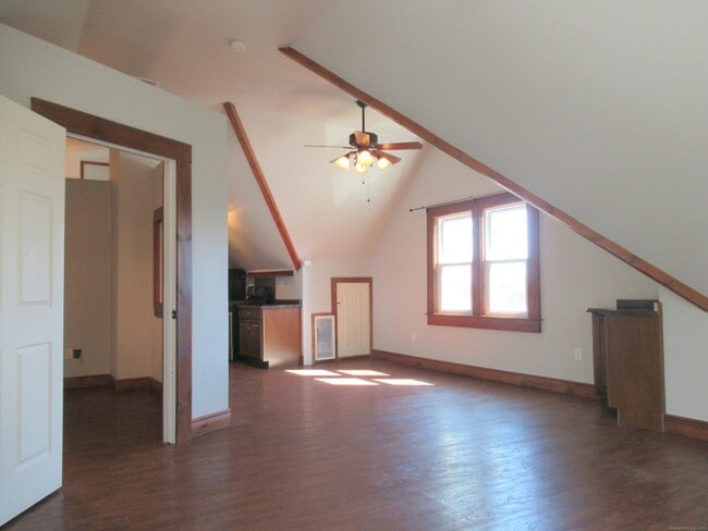 Building Photo - 144 Disbrow St