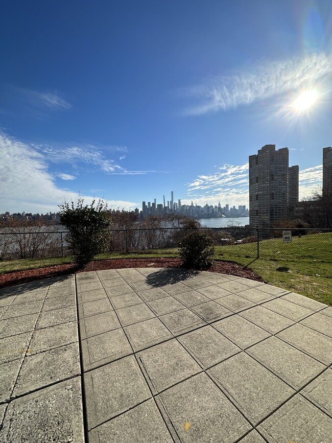 Courtyard w/ NYC views - 7420 Boulevard East