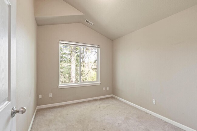Building Photo - Bright, spacious 3-bdrm/2.5 bath Tigard townhome. Fireplace, balcony, 2-car garage, W/D