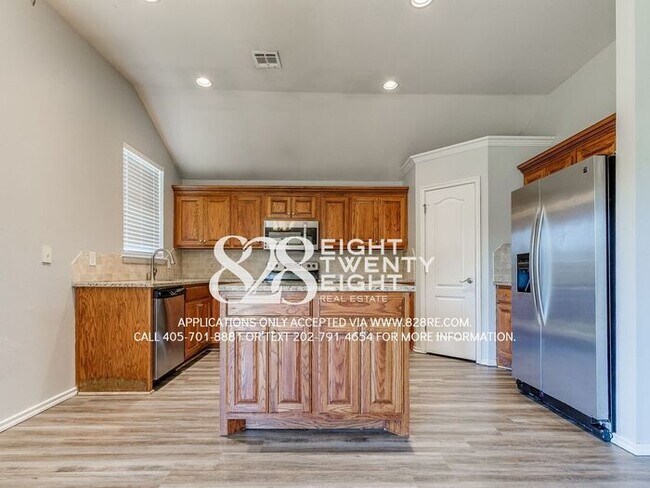 Building Photo - Lovely 3 Bed/2 Bath/2 Car Garage Single Fa...