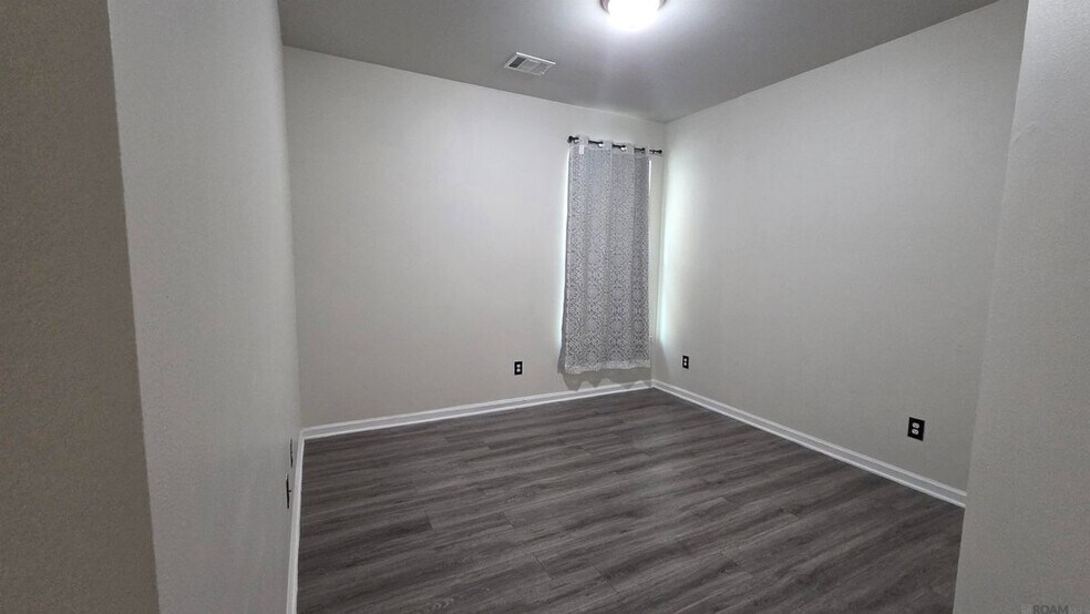 Building Photo - 583 Fall River Dr