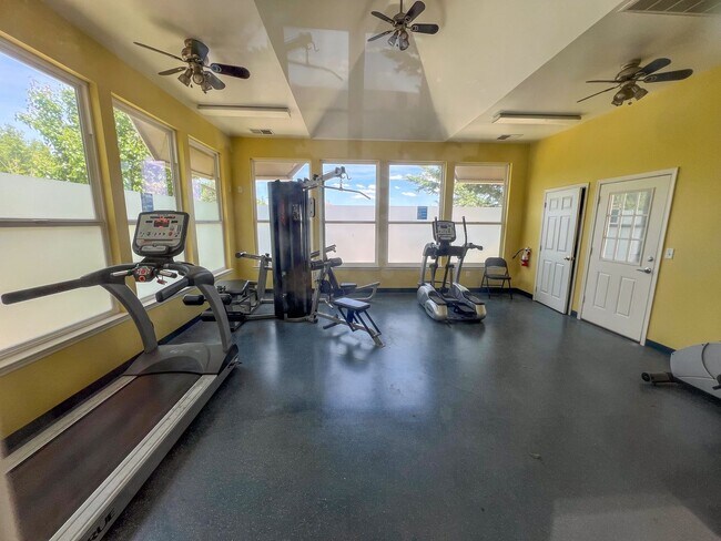 Building Photo - Fully Furnished Stunner Close to UNR!!