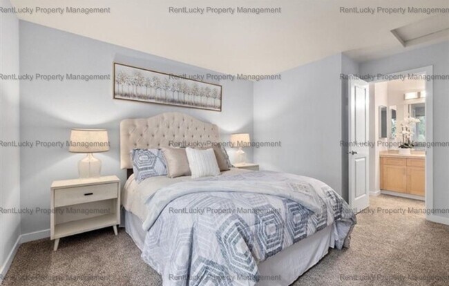 Building Photo - Spacious Cambria Hills Condo – Vaulted Cei...