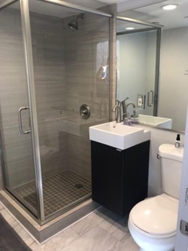 Building Photo - Gorgeous Upstairs unit with downtown view ...