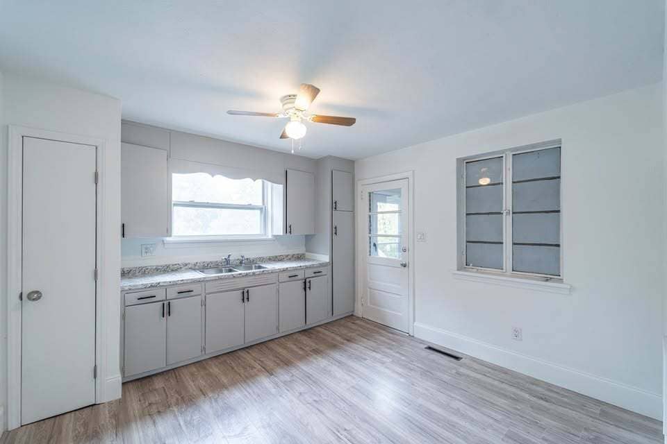 Building Photo - 434 3rd St SW