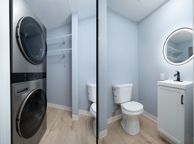 Building Photo - Recently remodeled 2 bedroom 1 bath unit! ...
