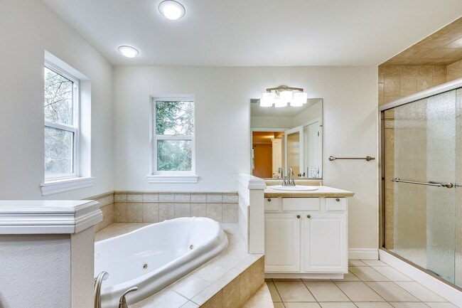 Building Photo - Beautiful Spacious Bainbridge Home