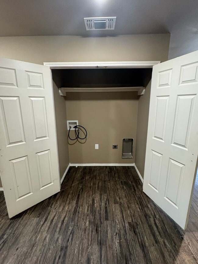 Building Photo - Newer construction Home *Section 8 Approved EXTENDED Driveway parking