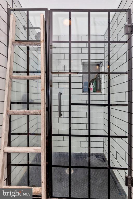 Building Photo - 703 Mountainview Dr