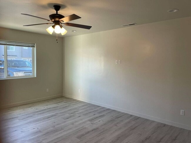 Building Photo - 121 E Ravenna Ln