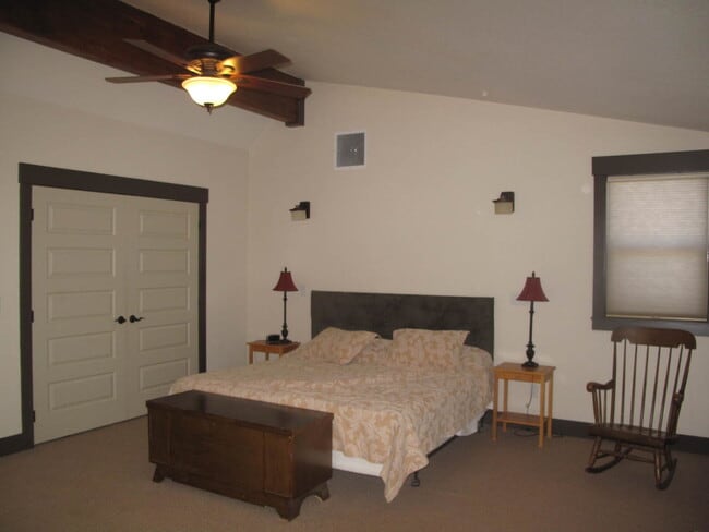 Building Photo - Live in Town