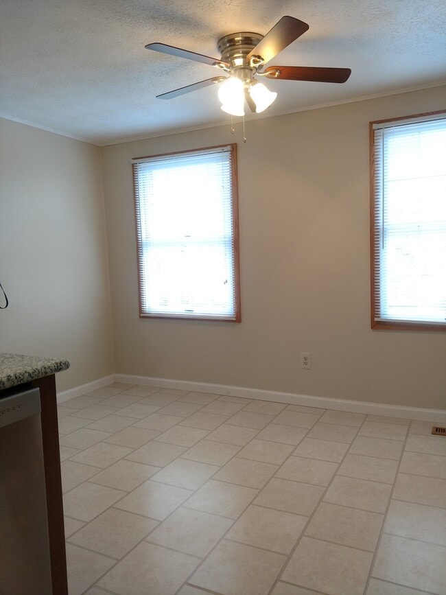 Building Photo - Beautiful Townhouse in Quail Run Community