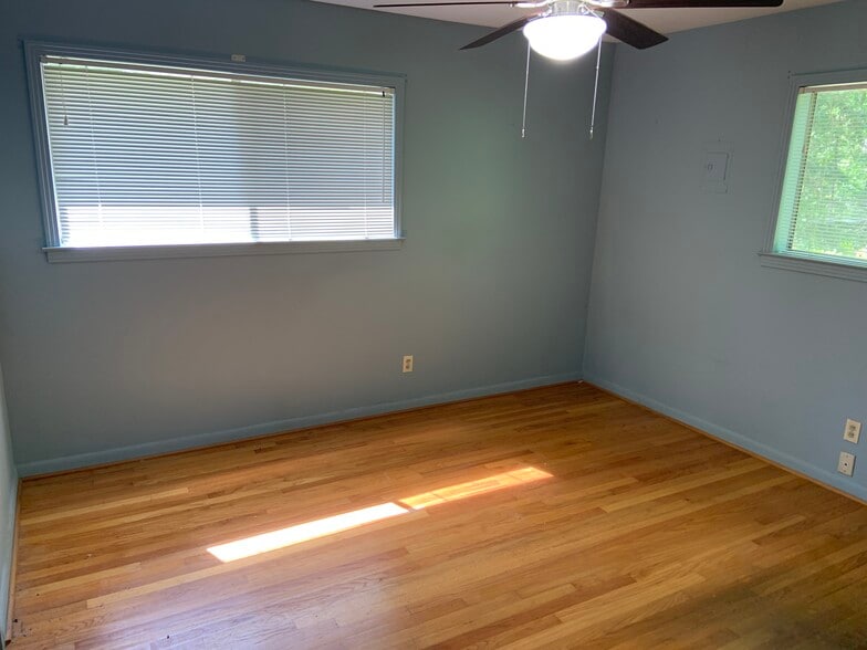 Building Photo - 56 Meadowlane Dr