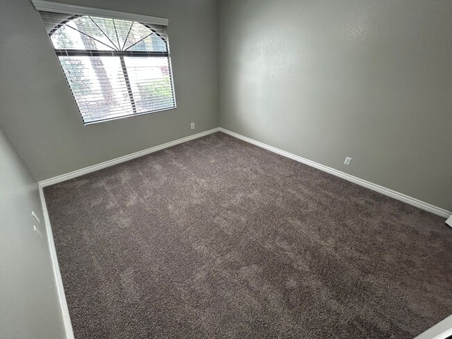 Building Photo - Charming condo in desirable West Las Vegas near Summerlin