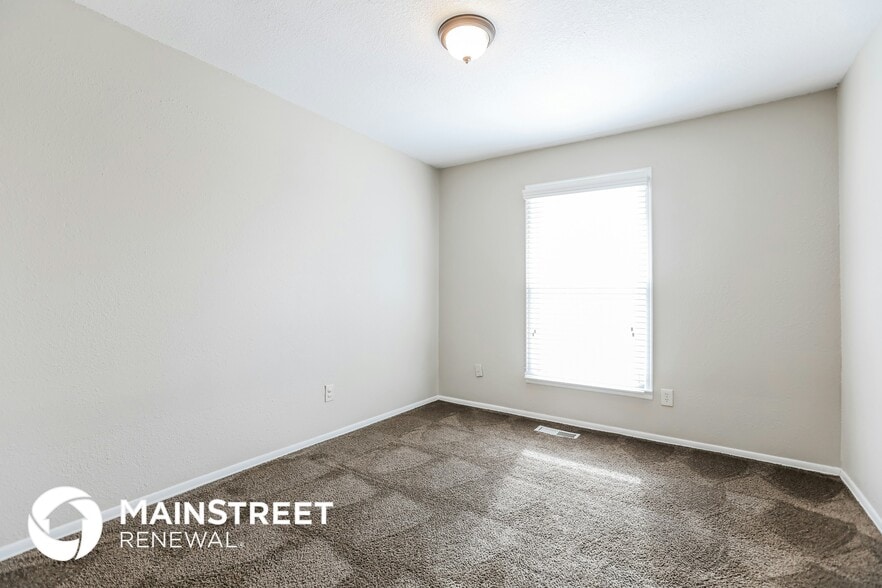 Building Photo - 406 E 164th Terrace