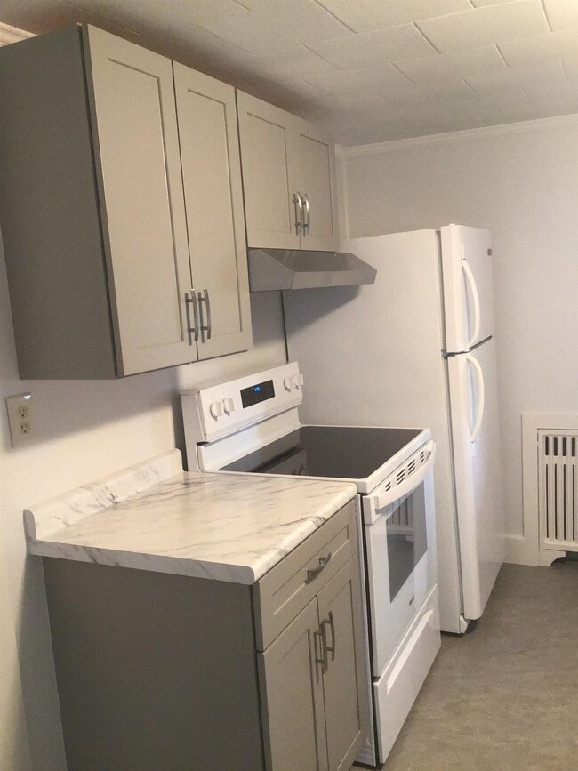 Building Photo - 132 Pine St