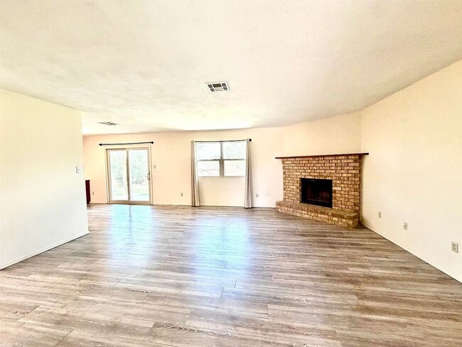 Building Photo - Welcome to this 3 BD, 2 Bth home situated on a corner lot!!