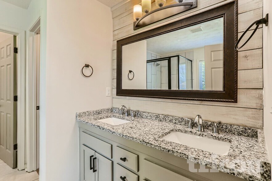 Building Photo - 2500 Huntington Dr